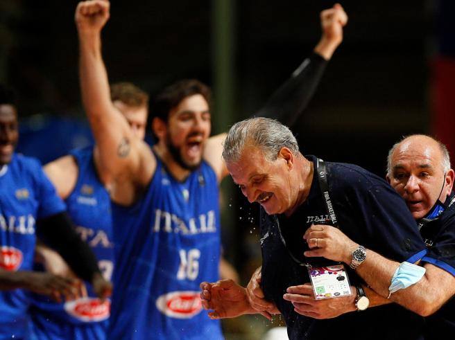 VincePastore's tweet photo. A un uomo e a un coach come #MeoSacchetti dovremmo essere tutti riconoscenti anche solo per la sera del 4 luglio 2021 quando guidò l'#Italbasket a espugnare Belgrado, sconfiggendo la Serbia padrona di casa 102-95 e riportando la Nazionale a un'Olimpiade dopo 17 anni. 

#Sacchetti https://t.co/CMHzGvv8OA