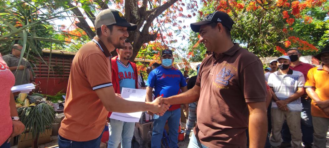 INTi_Venezuela's tweet photo. La vocería de la Comuna Indio Rangel agradeció al presidente @NicolasMaduro por la atención inmediata a sus requerimientos y el apoyo al trabajo productivo que desarrollan las organizaciones campesinas organizadas en estos  predios en el marco del 1x10 del buen gobierno. https://t.co/5iwxAsb4Hu