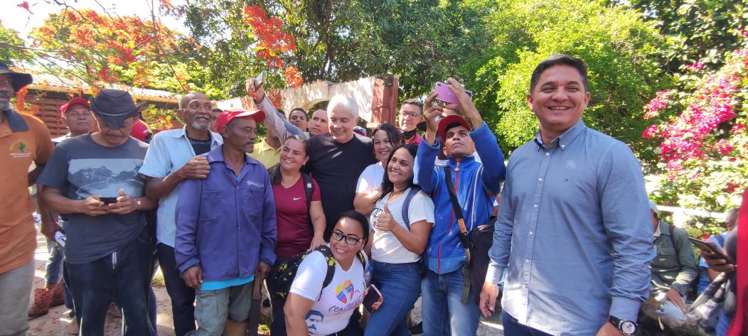 INTi_Venezuela's tweet photo. La vocería de la Comuna Indio Rangel agradeció al presidente @NicolasMaduro por la atención inmediata a sus requerimientos y el apoyo al trabajo productivo que desarrollan las organizaciones campesinas organizadas en estos  predios en el marco del 1x10 del buen gobierno. https://t.co/5iwxAsb4Hu