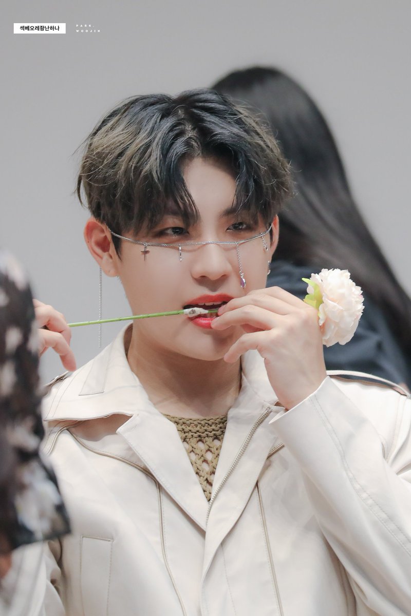 SexyBaby_woojin's tweet photo. 220522 위드뮤 팬싸

페이스체인..♡

#AB6IX  #에이비식스 
#박우진  #우진 #PARKWOOJIN https://t.co/EfahegsNGC
