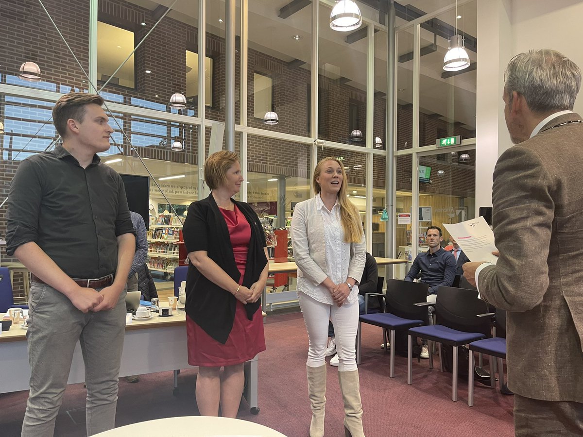 De fractievolgers Bosma, Nieuwenhuis en Alofs leggen de verklaring &amp; belofte af.