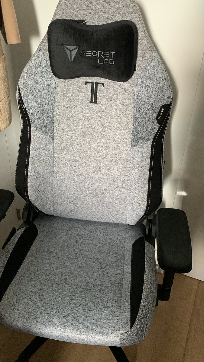 mharevrak's tweet photo. So happy! Comfy chair is comfy! #secretlab https://t.co/tWSsitVtqq