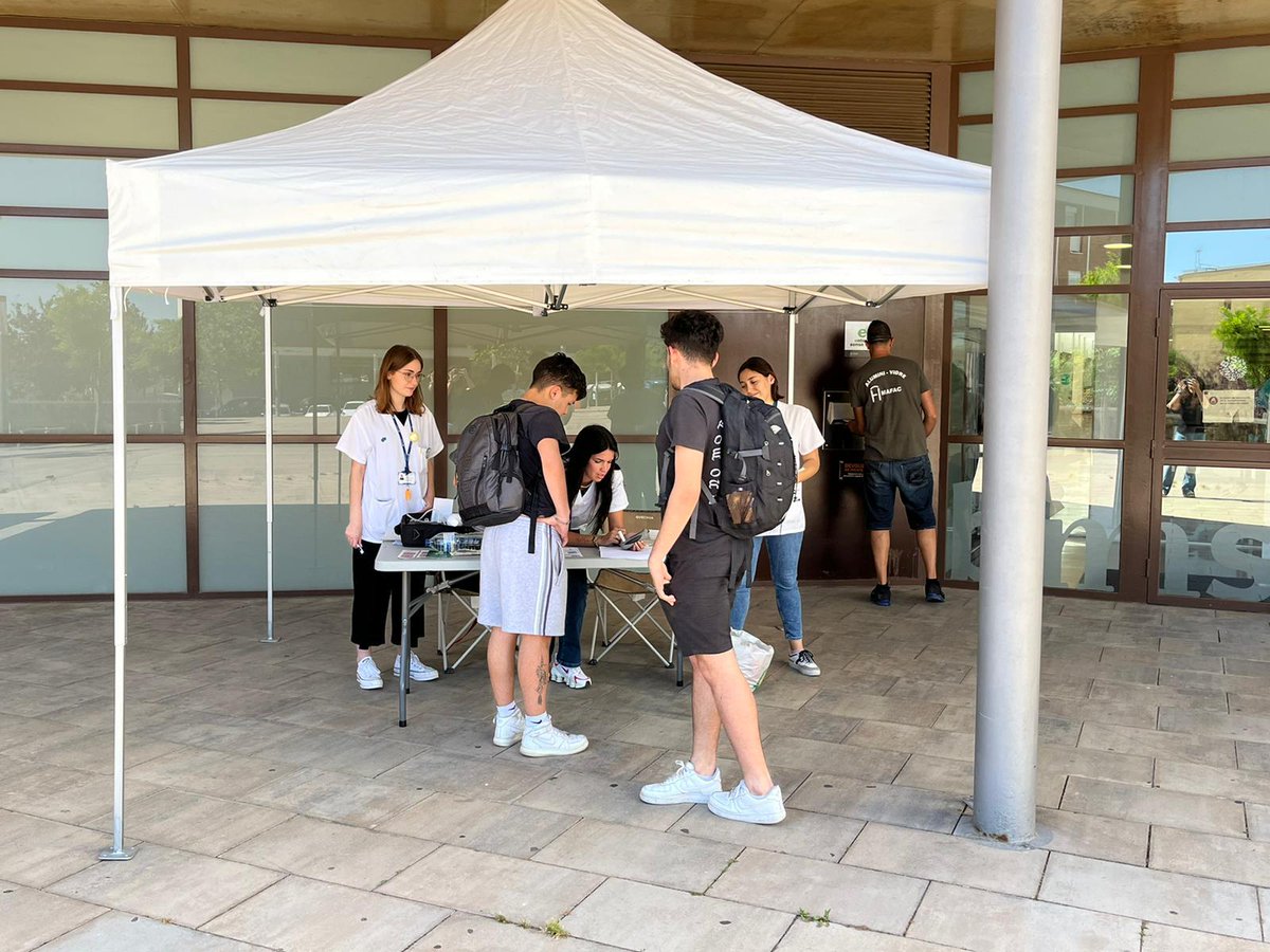 🚭🚬Avui hem celebrat EL DIA MUNDIAL SENSE fum a la #biblioteca de Ponent amb una exposició decorada per <a href="/esquitx/">Esquitx Sabadell</a> 

La pl. Ovidi Montllor ha acollit el CAP Can Rull que ha repartit informació sobre el tabaquisme i ha fet proves de cooximetria  

Guia  👉issuu.com/71232/docs/202…
