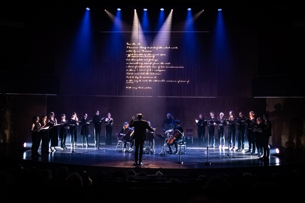 Ik ben nog volop aan het nagenieten van afgelopen zaterdag, toen tijdens het Snaarfestival mijn nieuwe stuk 'Dear Professor Einstein' in première ging. Gemist? Niet getreurd, straks wordt het uitgezonden bij het Radio 4 avondconcert!

nporadio4.nl/uitzendingen/a…

Foto: Wouter Doeven
