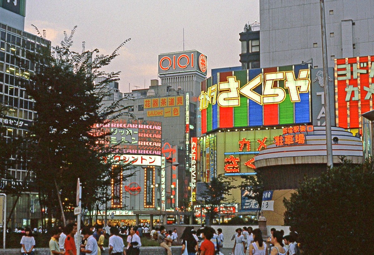 40年前の新宿駅東口の風景。 1982（昭和57）年7月に撮影された写真。 1963（昭和38）年に開店した「カメラのさくらや」の新宿東口駅前店は“新宿の顔” だったが、2010（平成22）年