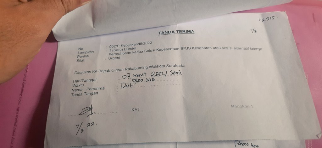 Robbian_Nur's tweet photo. Dengan hormat @gibran_tweet , surat masuk mulai 07 Maret 2022, ini bulan mei 2022, rakyat kecil seperti susah amat ya pak, padahal cuma 5 menit mau ketemu, gak ketemu gak masalah, yang penting solusi saya dibantu, iya gak @corbuzier https://t.co/ahHX6BW0Y3