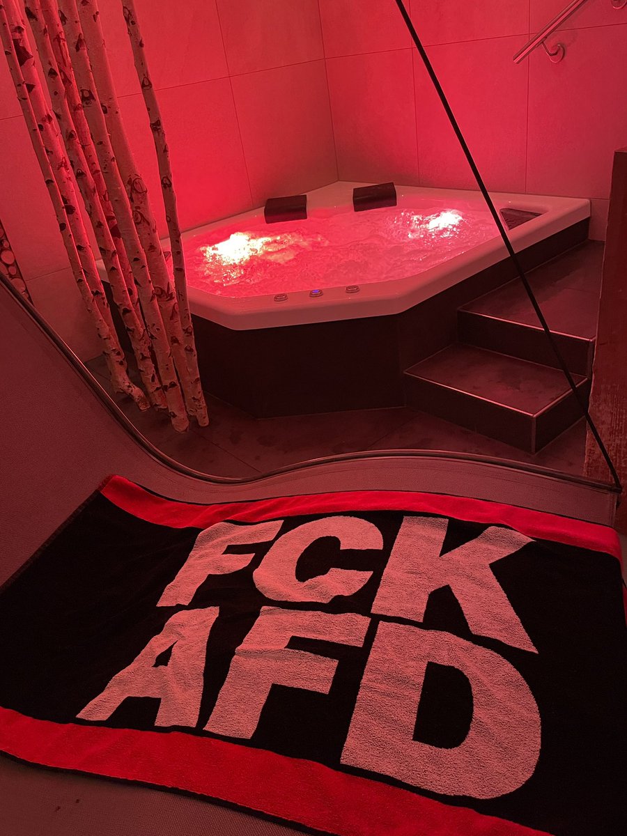 KeinBockAufNazi's tweet photo. Einfach mal entspannen und dann mit dem neuen Handtuch abtrocknen✌️

Das schöne Ding gibt es bei uns im Shop: https://t.co/qrWWUgYHbV https://t.co/HHUhRsAUNc