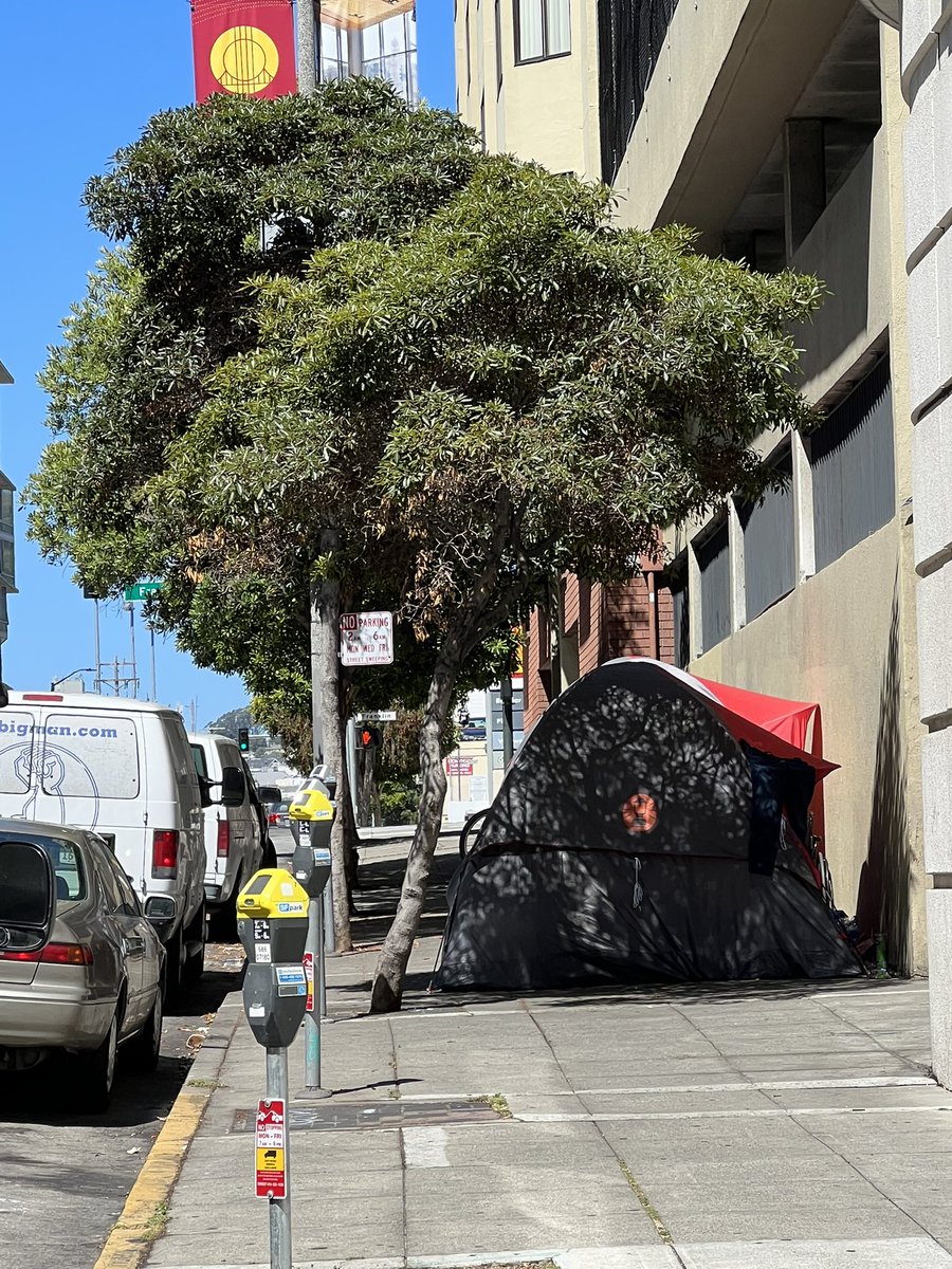 Are these the tents that @fbach4 and @TheCoalition hand out constantly? @nbcbayarea @KTVU @DailyMailUK #Camping #SanFrancisco