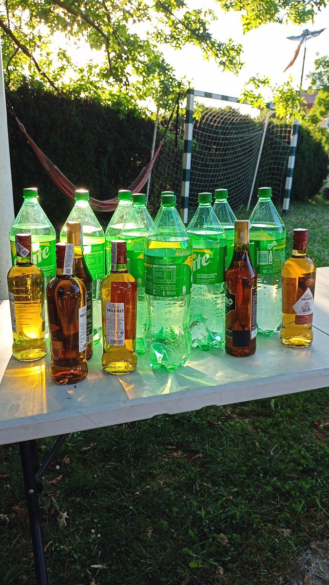 mikipou131's tweet photo. Res, només que hem acabat exàmens... 🍹 https://t.co/6xtE3c77e3