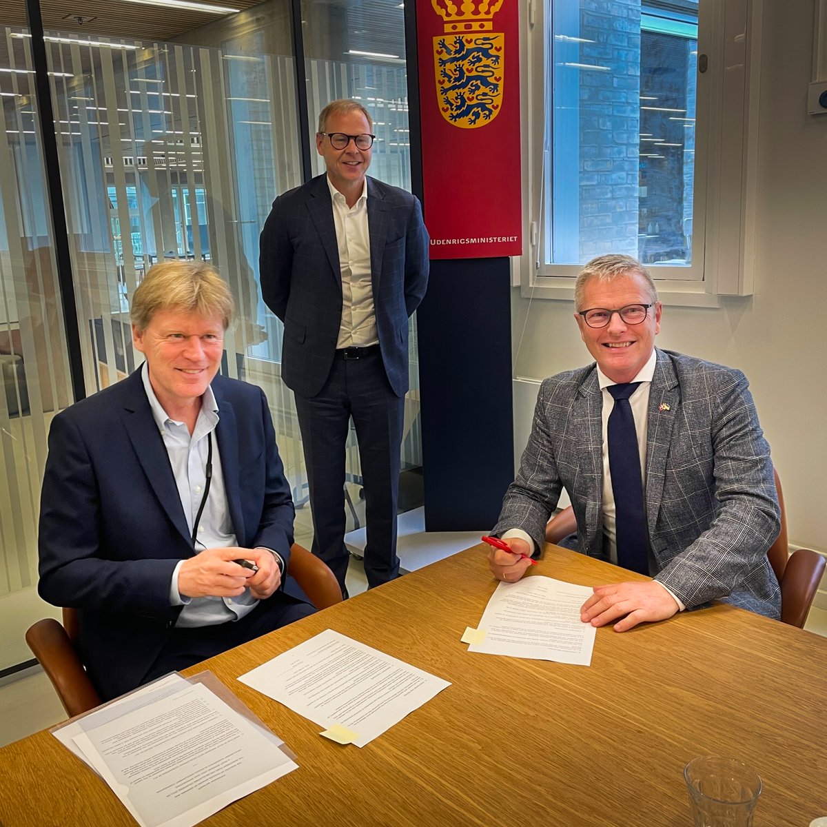 udviklingsmin's tweet image. Vigtig underskrift idag. DK er klar - sammen med Investeringsfonden for Udviklingslande (IFU) - til pilotordning, hvor 2 mia. kr. i garanti skal mobilisere privat kapital til bæredygtige investeringer, klimafinansiering og give muligheder i risikofyldte markeder, fx i Afrika.