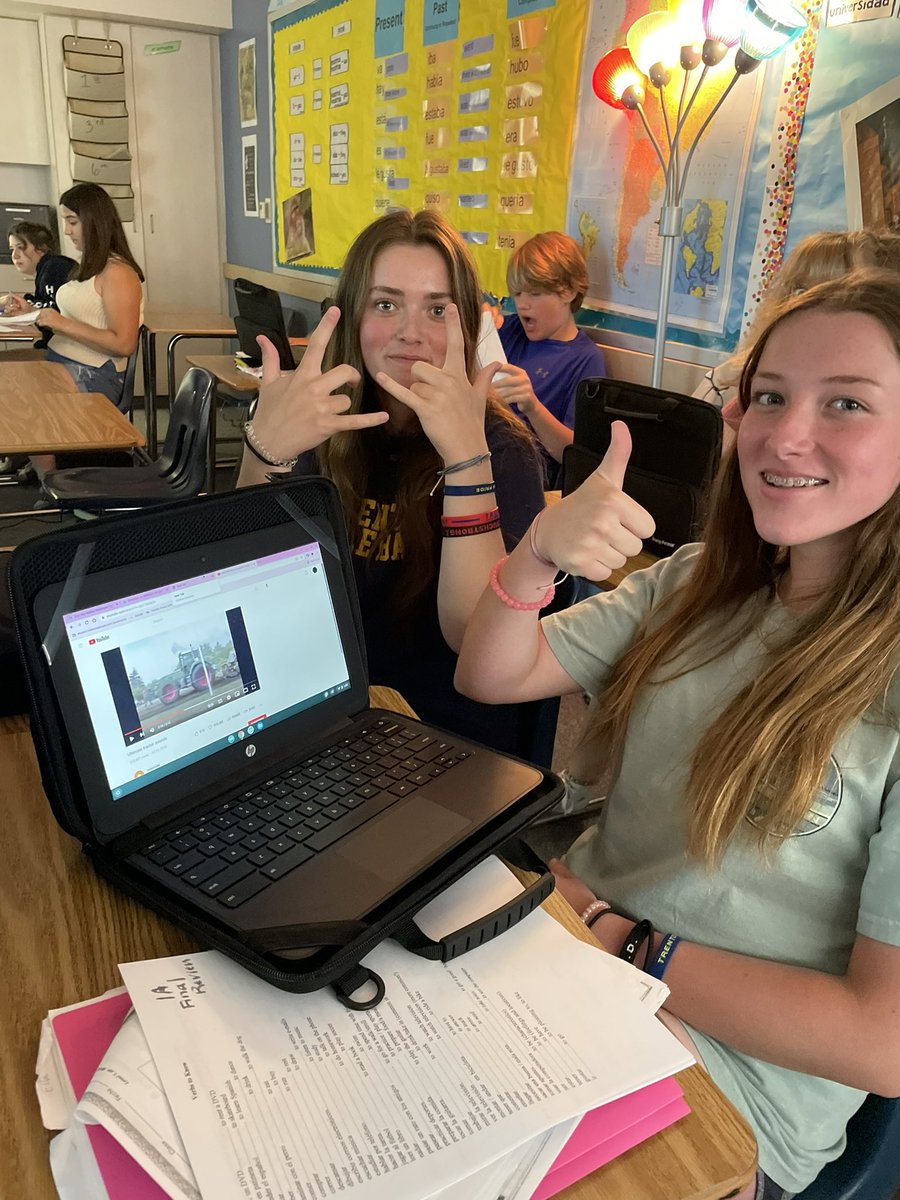 ethan_b_AMS's tweet photo. In @hrlockhart12 Spanish Class students were getting ready for there final review. #TrentonTuesday #BAMSCE @Joey_C_AMS @Easton_CA_AMS https://t.co/GB17xyBS05