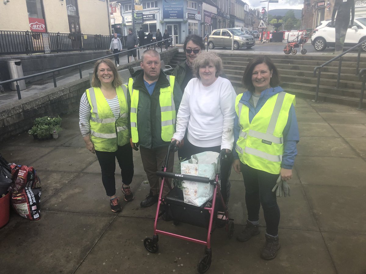It’s a wrap!! Big planting day 2022 over! Over 600 plants, 155 baskets, 55 volunteers, 140 volunteer hours for <a href="/AlloaFirst/">Alloa First</a> - sugar-coated flowery loveliness! Thanks to <a href="/ClacksCouncil/">Clackmannanshire Council</a> <a href="/EPIC_OCHILS/">EPIC</a> <a href="/playalloa/">Play Alloa</a> <a href="/stmungoalloa/">St Mungo's RC PS</a> <a href="/FVCollege/">Forth Valley College</a> &amp; The Bloomers!