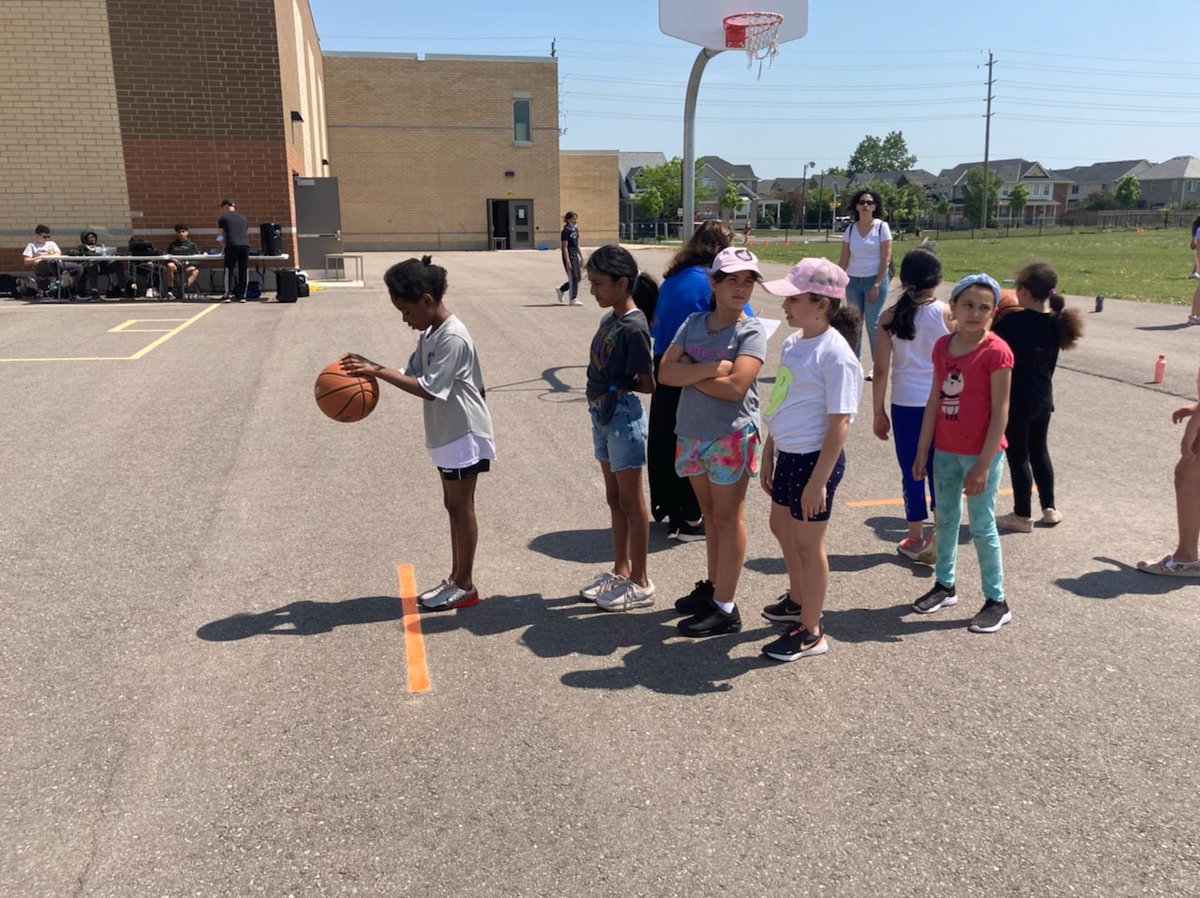 Les élèves de l'école Dyane-Adam ont participé à des jeux olympiques. Merci à tous les parents bénévoles qui ont fait de cette journée un succès inoubliable. Nous remercions aussi les élèves de l'école de Gaétan Gervais qui sont venus mettre de l'entrain à cette belle festivité.