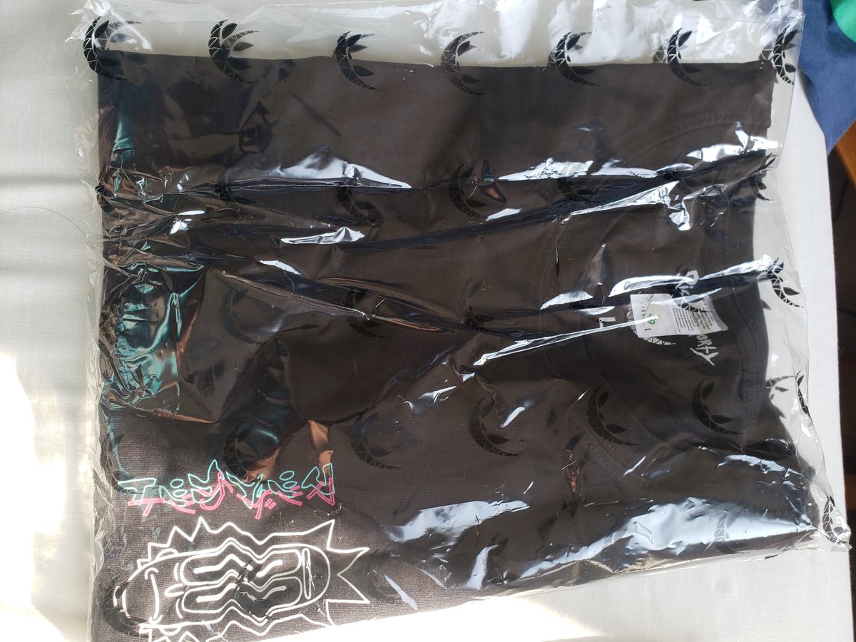 Lp1zarr0's tweet photo. Me acaba de llegar la nueva merch de @Rubiu5 versión rick &amp; morty.

Y se tardó menos de 1 mes en llegarme a chile 🥶🥶🥶

#madkat #rubius #rubiuscorp https://t.co/HUo9iHeG15
