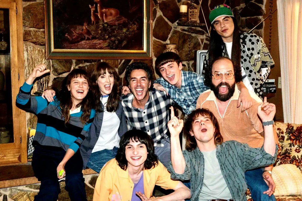 StrangerNews11's tweet photo. TEAM CALIFORNIA. ❤️📸🌞 #StrangerThings4 https://t.co/wZnAu2ZPN8