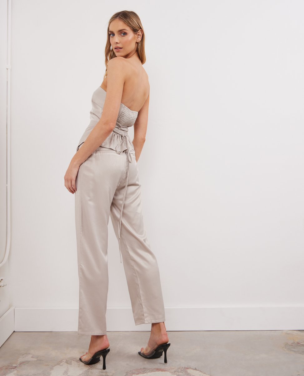 BobblesLace's tweet photo. An iconic summer version of power suiting. Shop this look online now! Just dropped. https://t.co/DxUVuVxquz