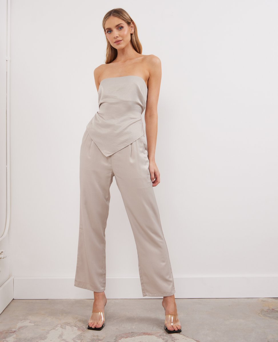 BobblesLace's tweet photo. An iconic summer version of power suiting. Shop this look online now! Just dropped. https://t.co/DxUVuVxquz