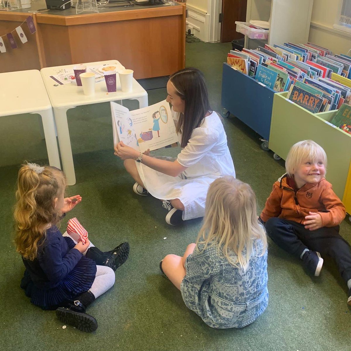 GreenwichLibs's tweet image. We had an amazing morning celebrating the #PlatinumJubilee at #ColdharbourLibrary! The festivities included crown biscuit decorating, crown decoration, royal colouring in, child friendly snacks and refreshments and a royal story telling! 👑 📚 #LoveYourLibrary