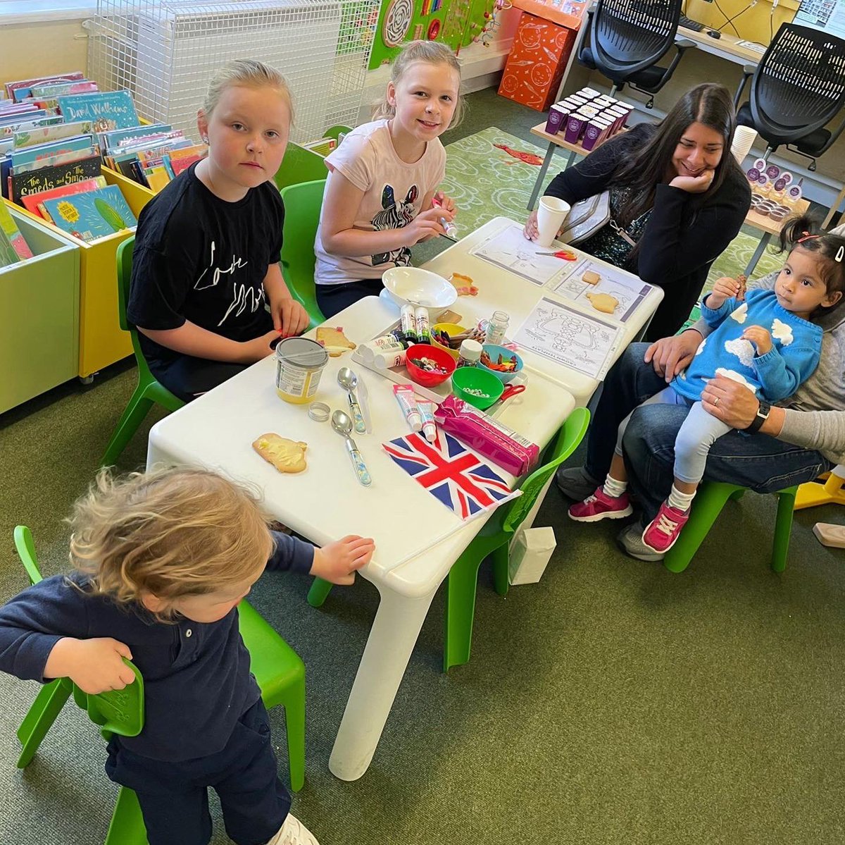 GreenwichLibs's tweet image. We had an amazing morning celebrating the #PlatinumJubilee at #ColdharbourLibrary! The festivities included crown biscuit decorating, crown decoration, royal colouring in, child friendly snacks and refreshments and a royal story telling! 👑 📚 #LoveYourLibrary