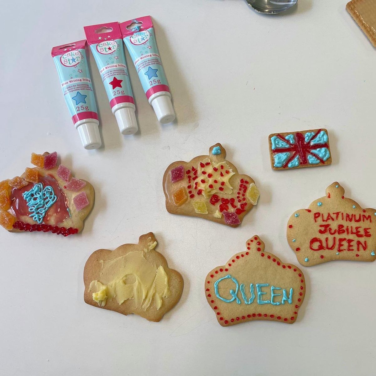 GreenwichLibs's tweet image. We had an amazing morning celebrating the #PlatinumJubilee at #ColdharbourLibrary! The festivities included crown biscuit decorating, crown decoration, royal colouring in, child friendly snacks and refreshments and a royal story telling! 👑 📚 #LoveYourLibrary