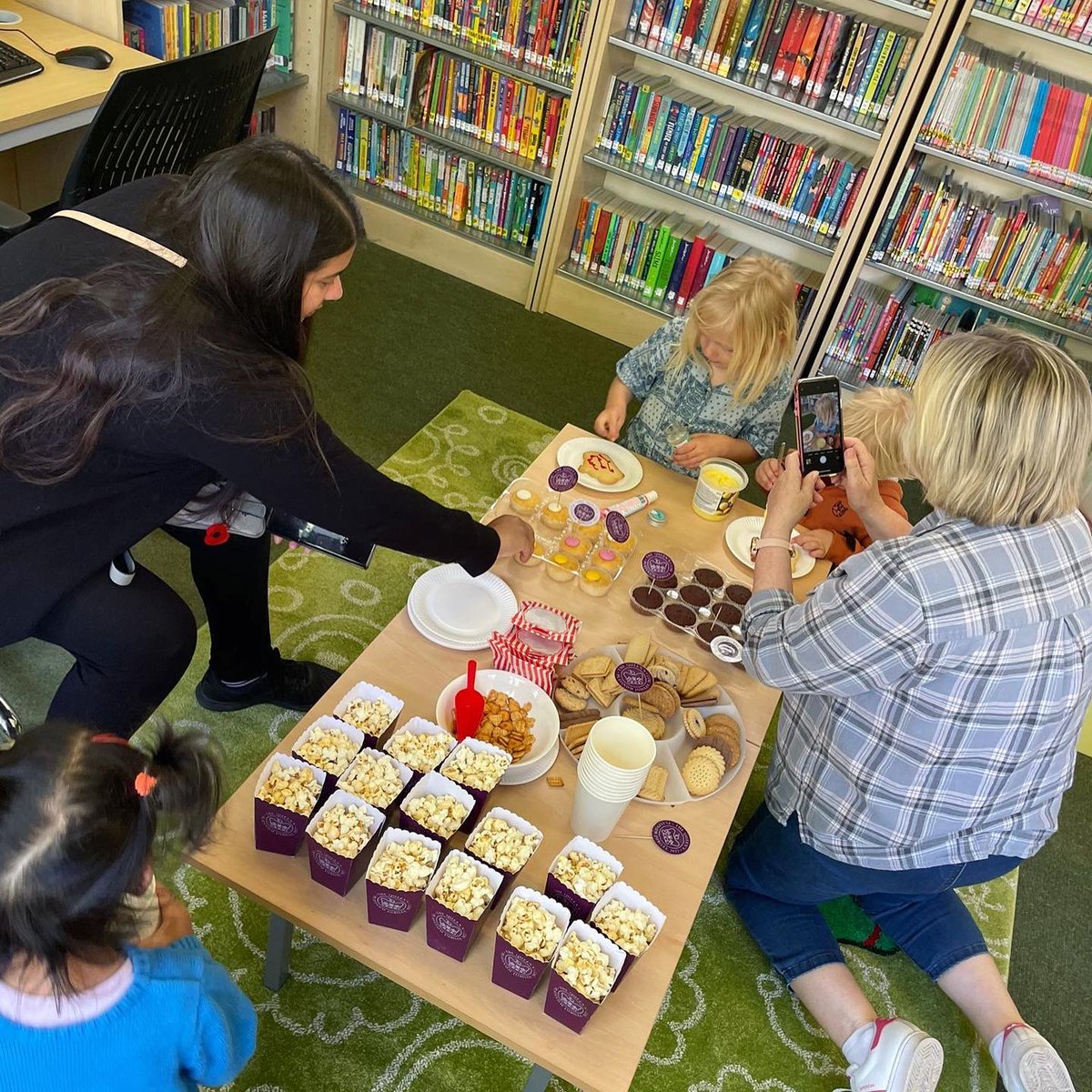 GreenwichLibs's tweet image. We had an amazing morning celebrating the #PlatinumJubilee at #ColdharbourLibrary! The festivities included crown biscuit decorating, crown decoration, royal colouring in, child friendly snacks and refreshments and a royal story telling! 👑 📚 #LoveYourLibrary