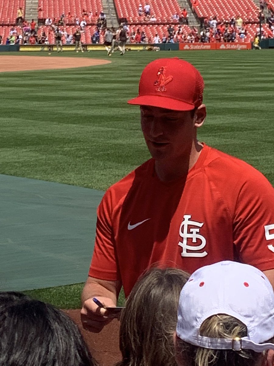 heather26286206's tweet photo. @Cardinals Warm ups and singing autographs before the game yesterday! Way to go Cardinals! https://t.co/AWwEmdvZgV