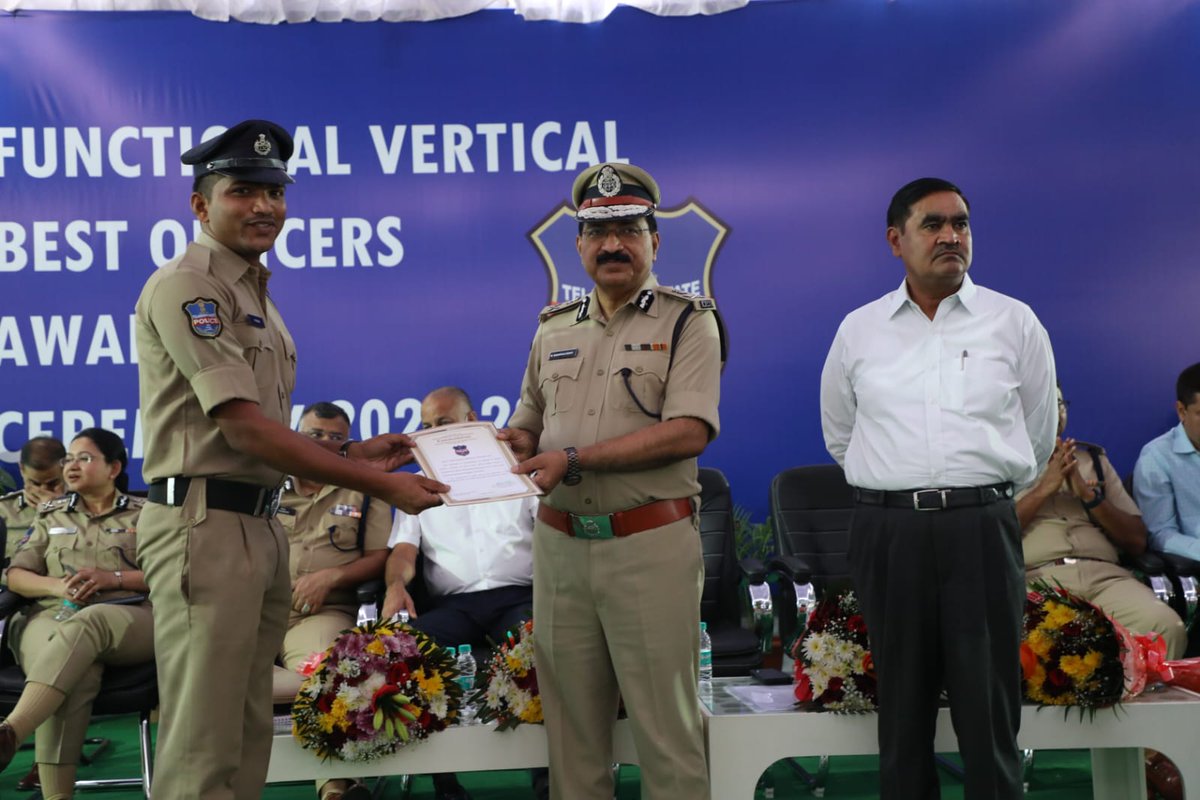 AEturnagaram's tweet photo. Congratulations to CI Venkatapuram Shiva Prasad and PC Vemula Prasad  station writer of Peruru PS, for winning the meritorious functional vertical reward in Investigation. 
@MuluguSP @TelanganaDGP @TelanganaCOPs https://t.co/S9YmenCiQO