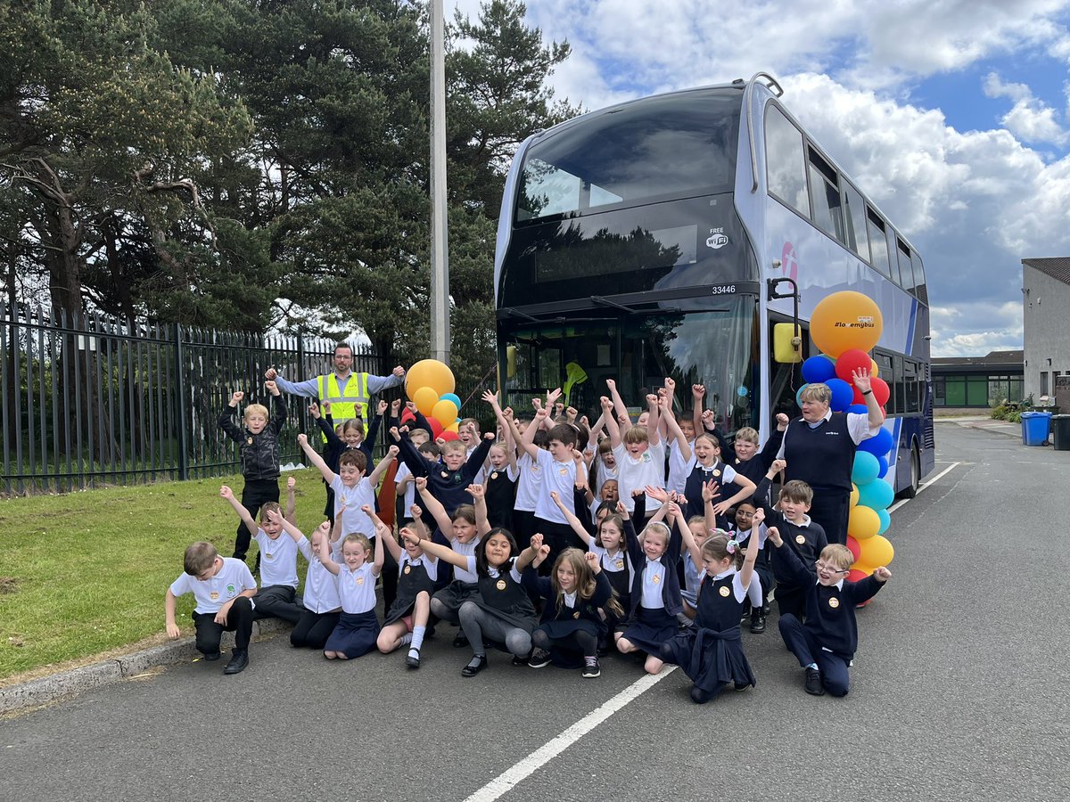 MissBonar_'s tweet photo. P3 enjoyed their visit with @lovemybus_ 🚌 💚 @carmondean_ps https://t.co/UcWjy2k4tH