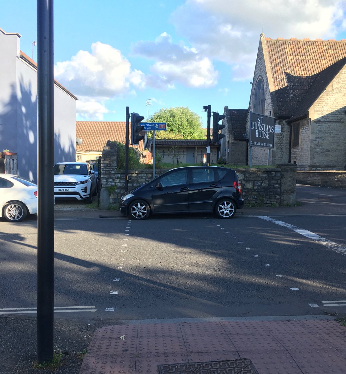 BainoAlex's tweet photo. Green man… I’ll cross. Oh. It’s a parking bay. https://t.co/PKeOeDgFEK
