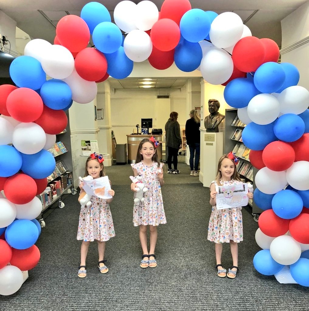 HaltonLibraries's tweet image. Join us tomorrow in Halton Lea Library for your final chance to make &amp;amp; take a free #Jubilee Photo Keyring! Drop in between 11-1pm, choose your Royal backdrop, smile and say Cheese!
Bring friends &amp;amp; family to create your own souvenir of the #PlatinumJubilee  JS