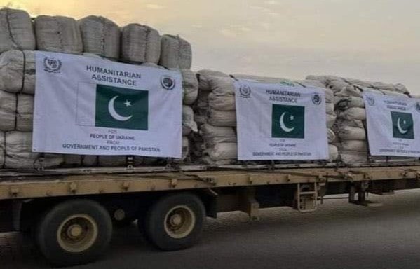 AamirBm1's tweet photo. ابو کا حکم آیا ھے  یوکرائن کی مدد کرو!!!
 ورنہ 
سامان کی ضرورت 
چولستان 
بلوچستان 
کشمیر 
فلسطین 
کو بھی ھے۔ #امپورٹڈ_حکومت_نامنظور https://t.co/oJF8XHygN6