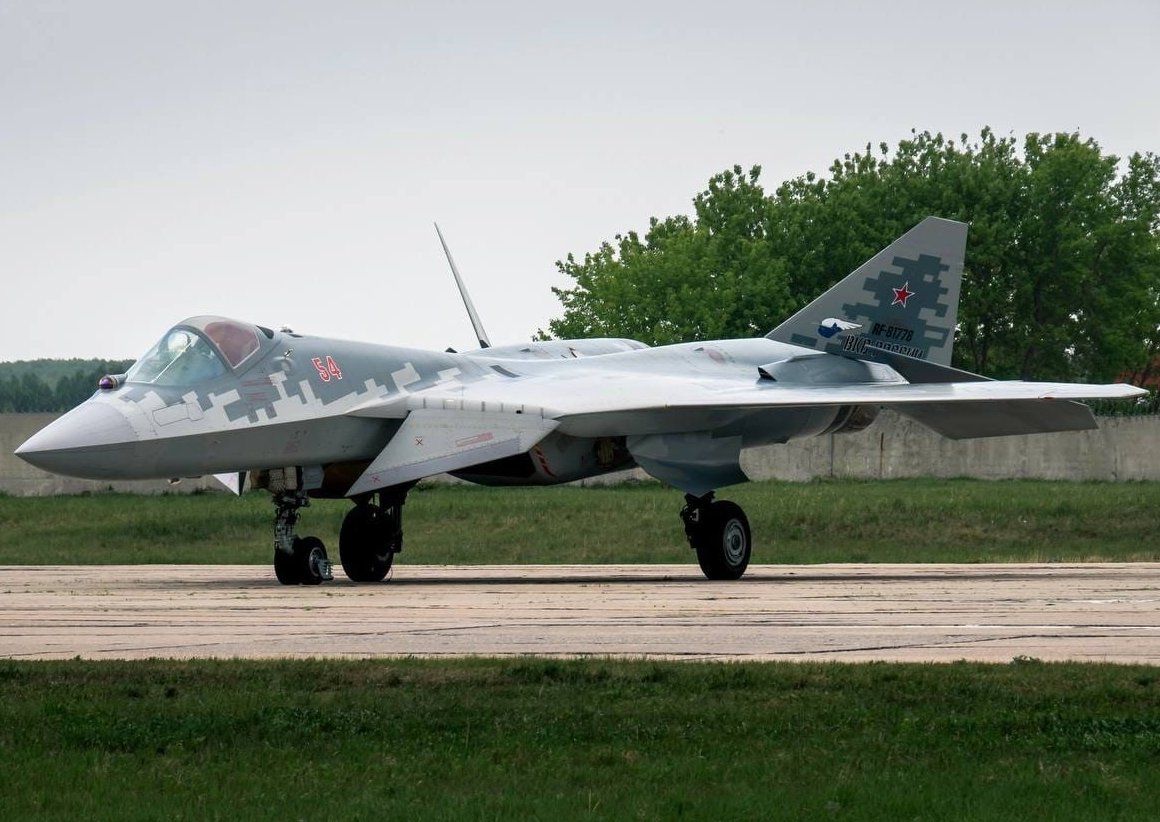 AnatolyVlasov87's tweet photo. Свеженький истребитель 5-го поколения Су-57 только с авиазавода. Он и еще одна новая машина улетели в свою авиачасть ВКС России! Очень хорош! 🇷🇺 https://t.co/yrCIjTGNfd