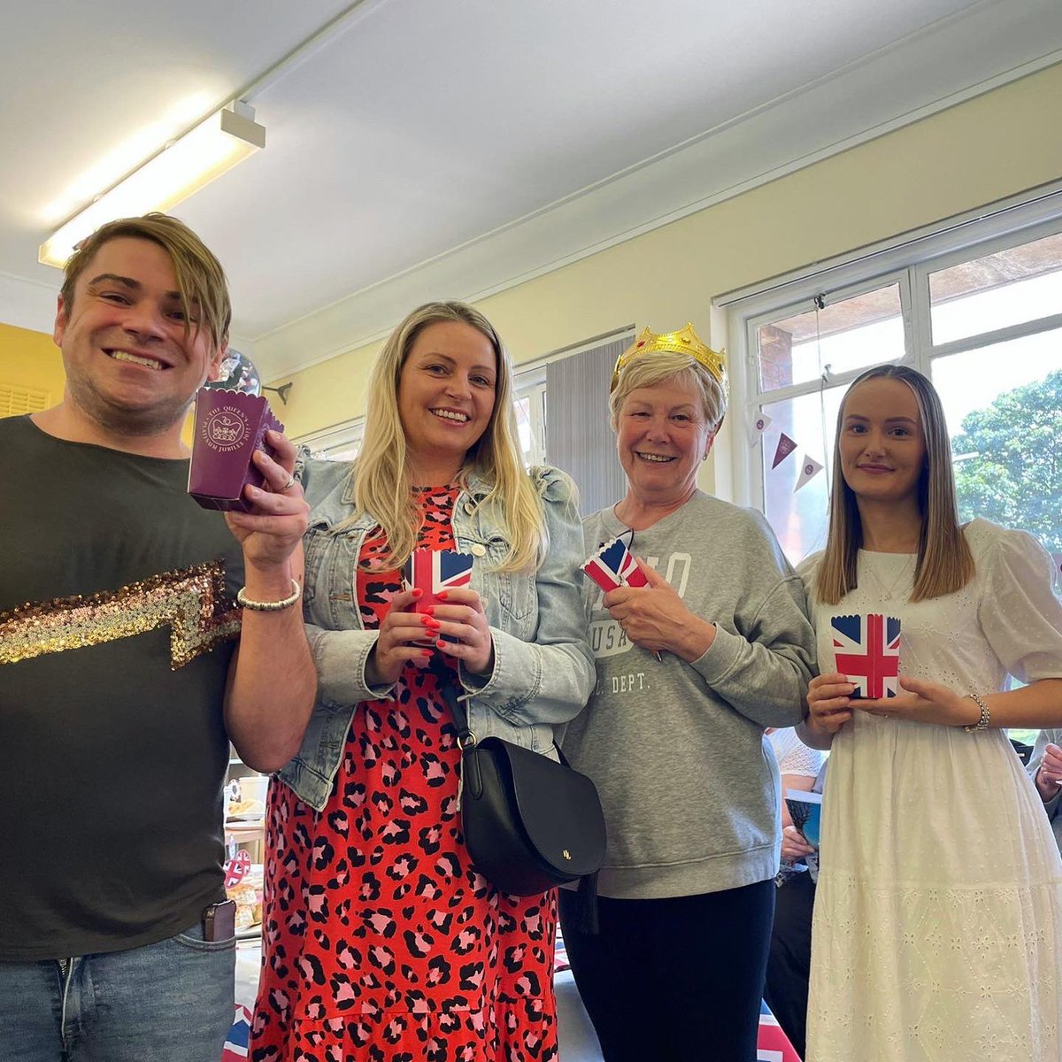 GreenwichLibs's tweet image. There was a fabulous #PlatinumJubilee celebratory afternoon at #ColdharbourLibrary! The local CRTA group along &amp;amp; other library members &amp;amp; guests tucked in to a Royal Jubilee afternoon tea were we ate scones, cakes, sandwiches and lots of sweet treats &amp;amp; ended with a royal quiz! 👑