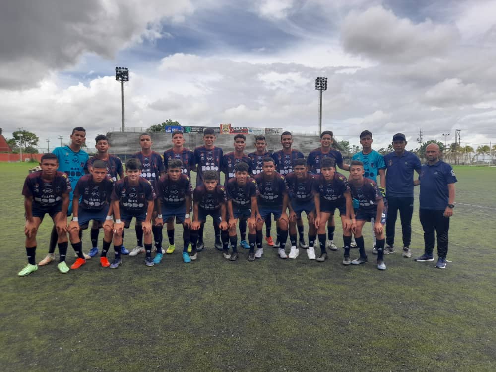 LaAcademiaMSC's tweet photo. 📷 ¡Te presentamos toda nuestra plantilla comandada por el DT @maymontoya0409! 👏
#MonagasSC 4-0 #AFIClemant
#Final #Sub17
#TorneoJuvenilAFI 🏆
#OrgulloAzulgrana 🔵🔴 https://t.co/II7lWwjFYH