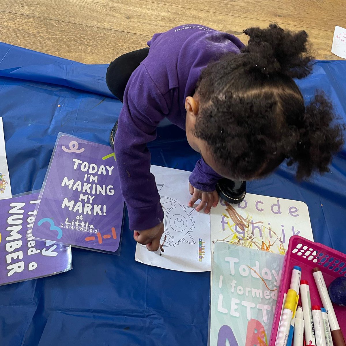 LittleLearnerUK's tweet image. Little Learners classes are all about developing early writing skills. At the start of the class we make our marks in the air with ribbons and then in mess, paint, chalk, and more. #makingtheirmark #markmakers #under5s #earlywritingskills #teaching #educate #makewritingfun