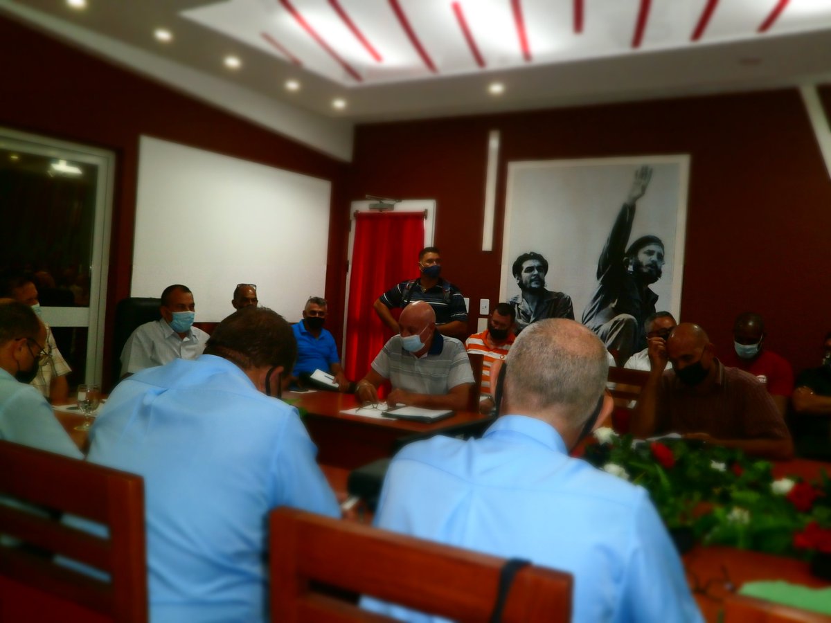 OnureH's tweet photo. Debido a la situación del Sistema Electroenergético Nacional el Consejo Energético Provincial se reúne con directores de las entidades altas consumidoras trazando estrategias de trabajo para el cumplimiento y control de las medidas adoptadas por el país. #UsaLaMente https://t.co/PEL7IVjZ3o