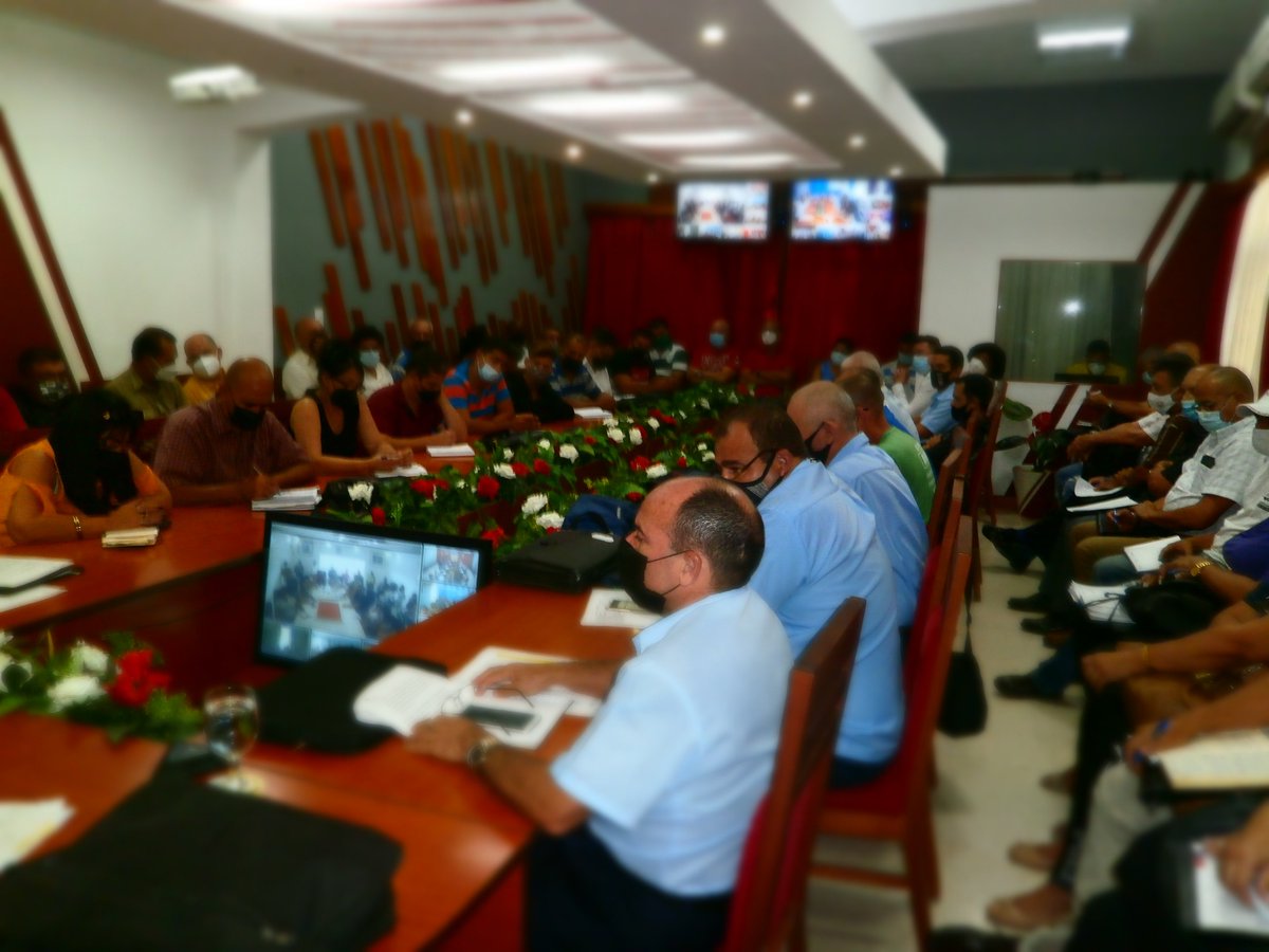 OnureH's tweet photo. Debido a la situación del Sistema Electroenergético Nacional el Consejo Energético Provincial se reúne con directores de las entidades altas consumidoras trazando estrategias de trabajo para el cumplimiento y control de las medidas adoptadas por el país. #UsaLaMente https://t.co/PEL7IVjZ3o