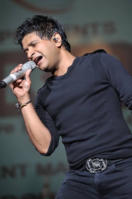 guwahatiplus's tweet photo. #BREAKING | Singer Krishnakumar Kunnath, popularly known as KK, passes away at 53 post his performance in Kolkata. Cause of death still unknown. 

#KK #Singer https://t.co/KQ4tH1GMrU