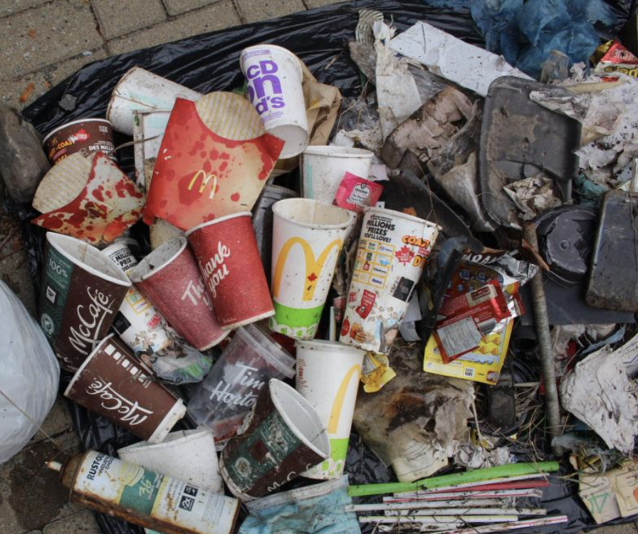 noplasticfrance's tweet photo. Jour 3 du #NoPlasticChallenge !

Je boycotte les gobelets jetables, phénomène de mode et nouveau fléau environnemental ! Même en carton, ils sont composés d’une couche de #plastique.

Au bureau et en déplacement, je préfère la tasse et le mug réutilisable.

#BringYourOwn https://t.co/mMdv4BgU1F