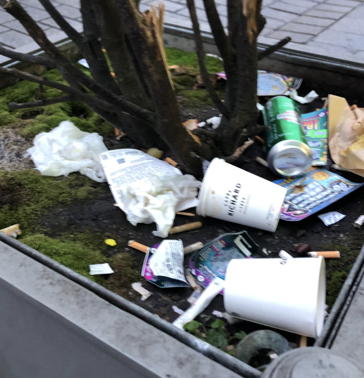 noplasticfrance's tweet photo. Jour 3 du #NoPlasticChallenge !

Je boycotte les gobelets jetables, phénomène de mode et nouveau fléau environnemental ! Même en carton, ils sont composés d’une couche de #plastique.

Au bureau et en déplacement, je préfère la tasse et le mug réutilisable.

#BringYourOwn https://t.co/mMdv4BgU1F