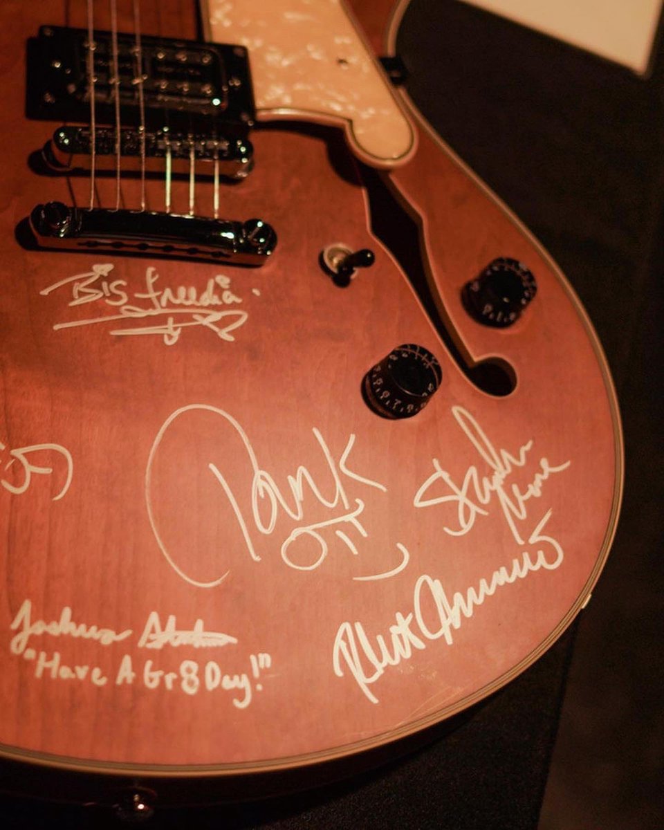 TheRobeWay's tweet photo. There’s still time to place your bid with @relixmag & #RobeBackstage, a non-profit that helps support entertainment lighting production personnel in their time of need, to win a signed @DAngelicoNY guitar from the NOLA icons hosted at @jazzfest.
https://t.co/t4vmUcU5I0 https://t.co/bYpgnwLf3z