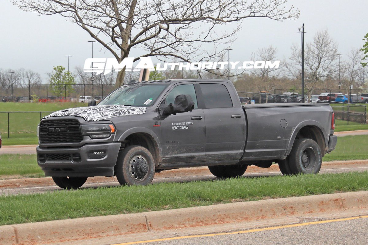 cole_marzen's tweet image. The 2023 Ram HD has been spied testing for the very first time with a revised front hood as well as restyled mirror caps. In addition, the pickup truck will receive a more intuitive 12.3-inch digital instrument cluster for the new model year. #Ram #RamHD #HD #Stellantis