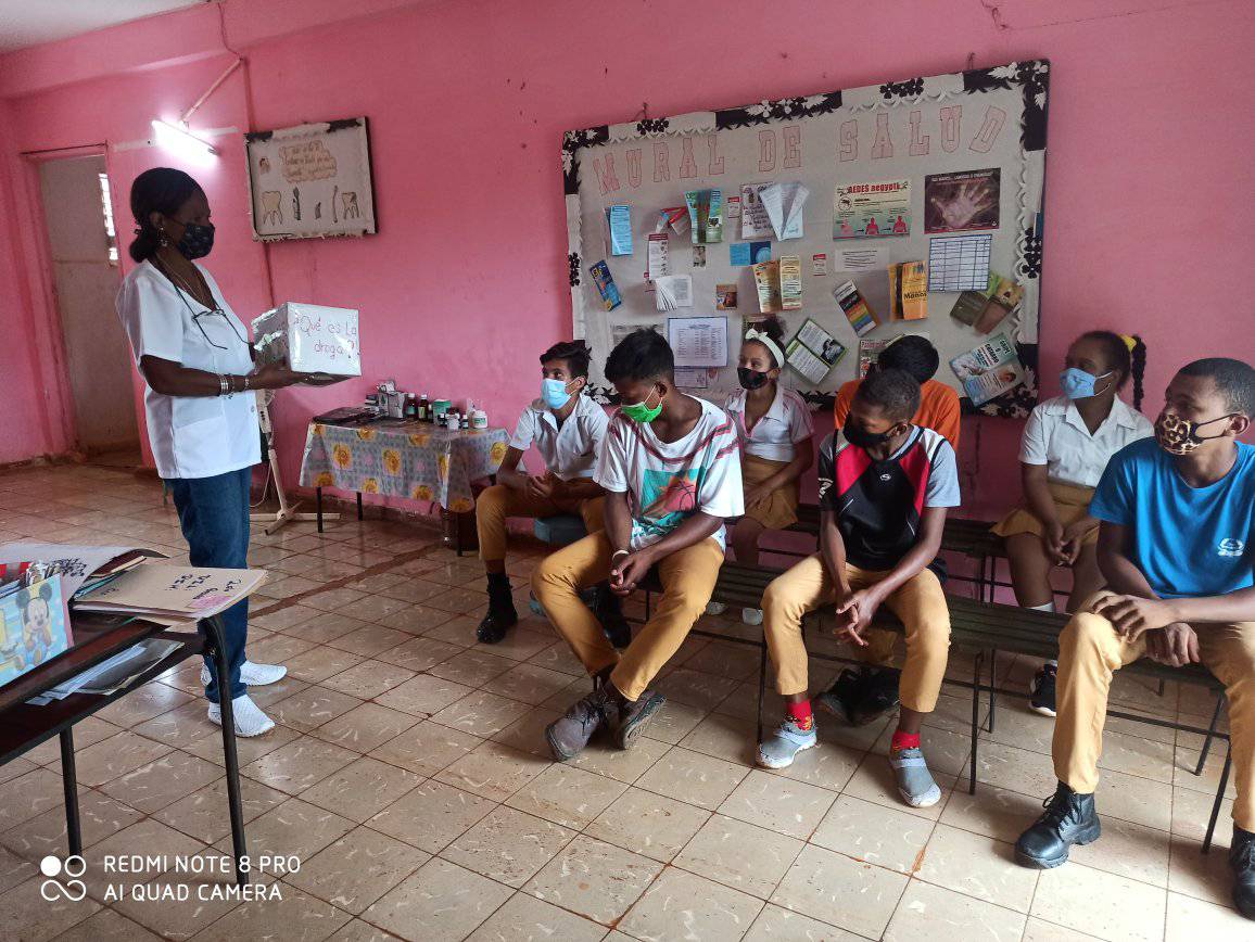 EscuelaQuivican's tweet photo. #NoAlTabaco. Charla de salud impartida por  la enfermera de nuestro centro y la maestra de 9no grado a los estudiantes sobre el tabaquismo y sus consecuencias para la salud. #LaSaludDependeDeTodos  #LibresDeHumo  #SinAdicciones #EducaciónQuivicán #EducaciónMayabeque #CubaMined https://t.co/uqKQjTfOwW