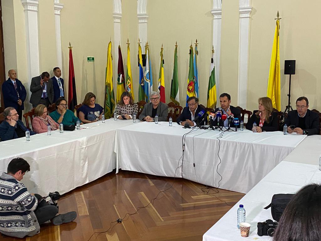 alfonsoprada's tweet photo. Importantes e invaluables alfiles de la @CoaliEsperanza se suman al proyecto liderado por @petrogustavo y @FranciaMarquezM pues compartimos ideales comunes y estamos de acuerdo alrededor de lo fundamental: la paz, las instituciones y los derechos de los colombianos. ¡Bienvenidos! https://t.co/gQAcyLHg2w