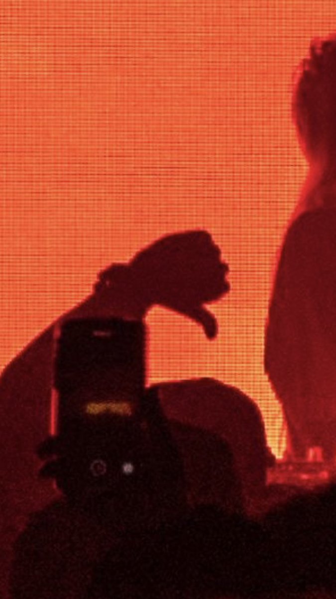 arizona was so special fr my fav part about the night tho was the guy who was at the front rail the entire set w a thumbs down in the air radiating the absolute worst vibes, i tip my hat to u sir