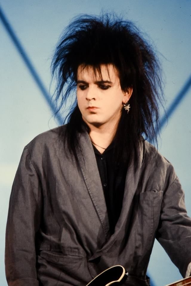 Happy Birthday Simon Gallup!
Fascination Street is the greatest bassline ever!!!! 
