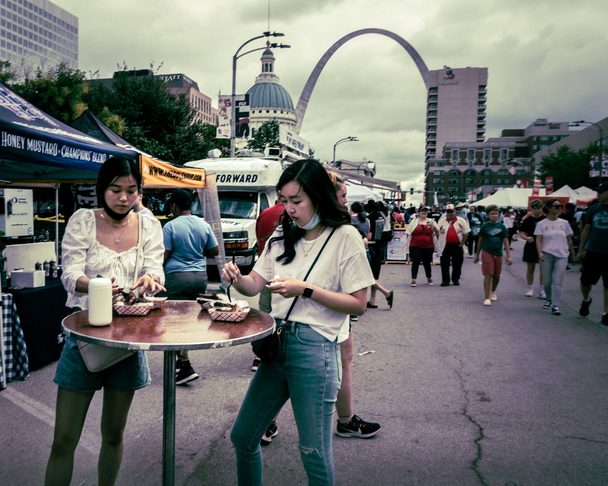 kway_side's tweet image. hi, i&apos;m a disabled street photographer that started shooting last year. i&apos;m trying to make enough money for a photography bag. sales have not been so great for a while now.

here&apos;s a piece on @versumofficial called &quot;eating under the arch&quot;
versum.xyz/token/versum/2…