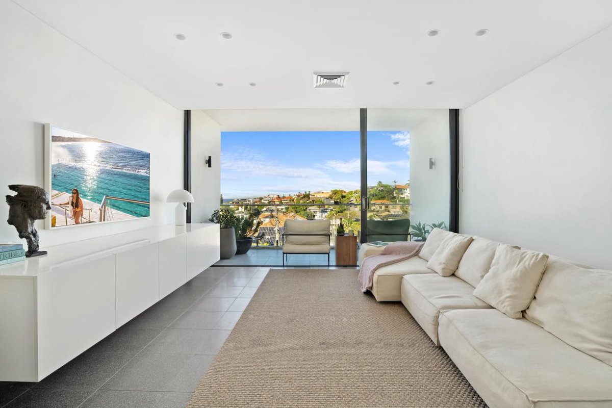 LAbode_Aus's tweet photo. The décor evokes minimalist coastal chic, and the lounge room with plush modular sofa is the perfect place to sit back and relax.

https://t.co/90UzGQDzVn
.
.
#domestictravel #stayherethisyear #localtravel #travel #Sydney #Sydneytravel #NSW #visitsydney #summervacay https://t.co/bGcFin4nFU