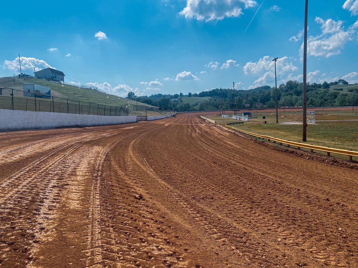 mccreadiefans39's tweet photo. The 5/8th mile speedplant in Mineral Wells, West "by god" Virginia https://t.co/wFyMlK0QE7