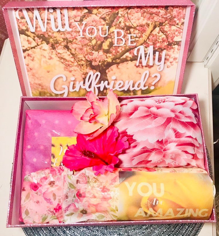 urbeautifulbox's tweet photo. Ask her to be your #girlfriend with a #youarebeautifulbox order here: https://t.co/VfODqm4hW7 https://t.co/IsxWUS4Yxy